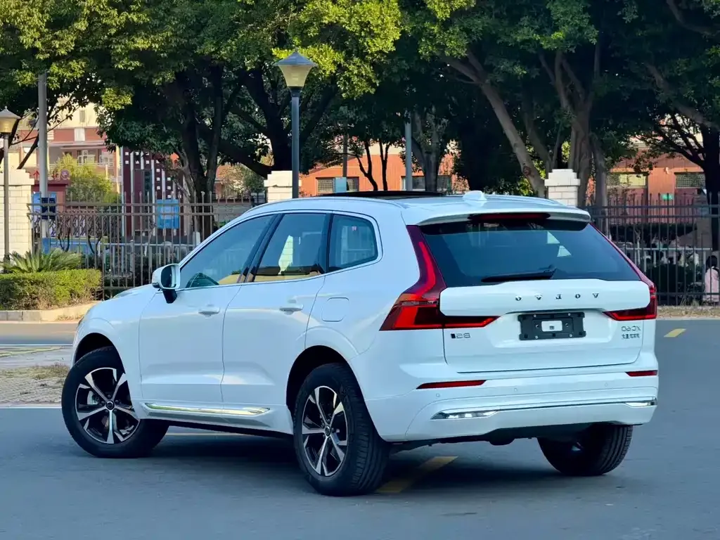 Volvo XC60 — фото 9