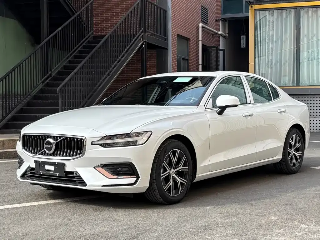 Volvo S60 — фото 1
