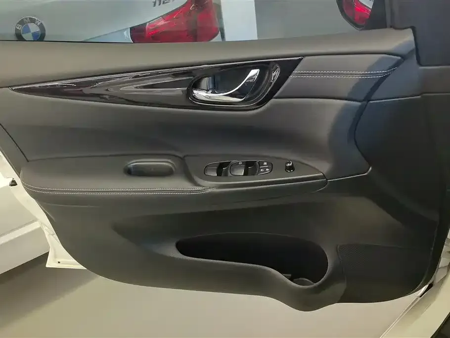 Nissan Tiida — фото 8