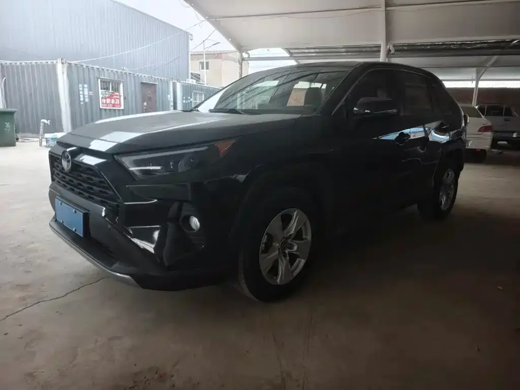 Toyota RAV4 — фото 1