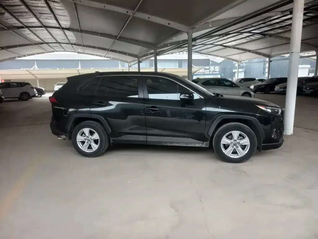 Toyota RAV4 — фото 2