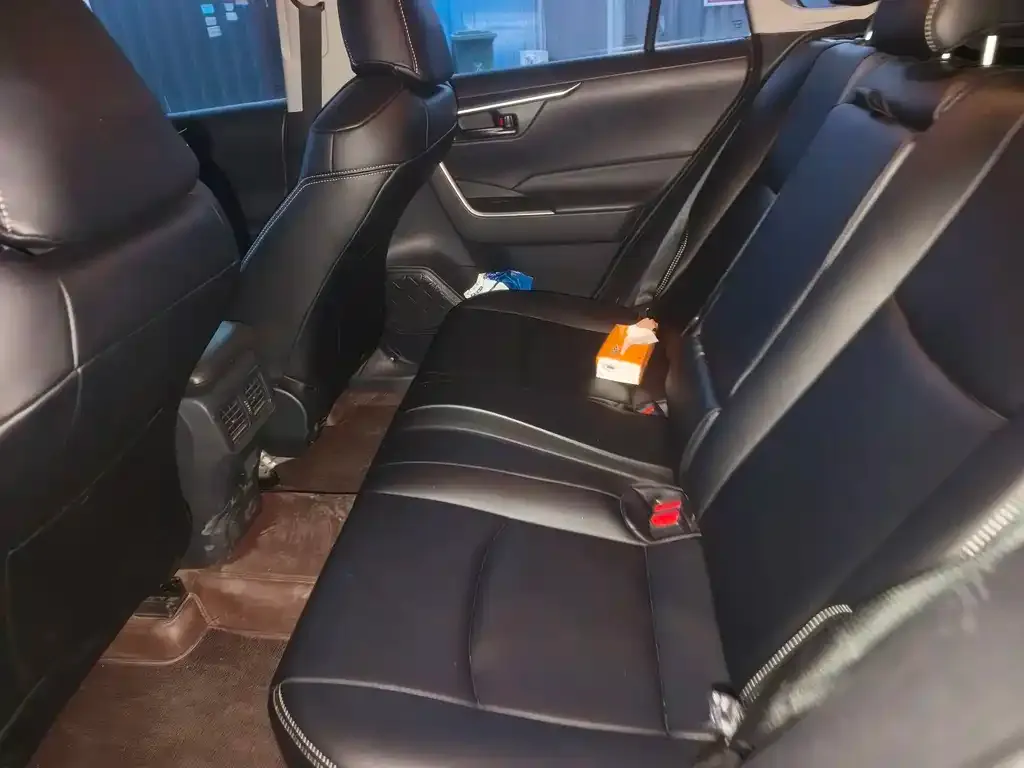 Toyota RAV4 — фото 6