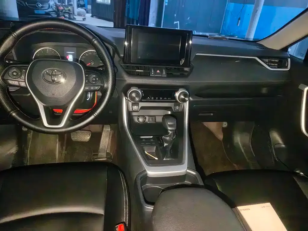 Toyota RAV4 — фото 5