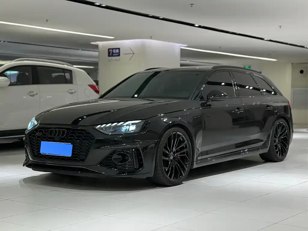 Audi RS 4 — фото 1