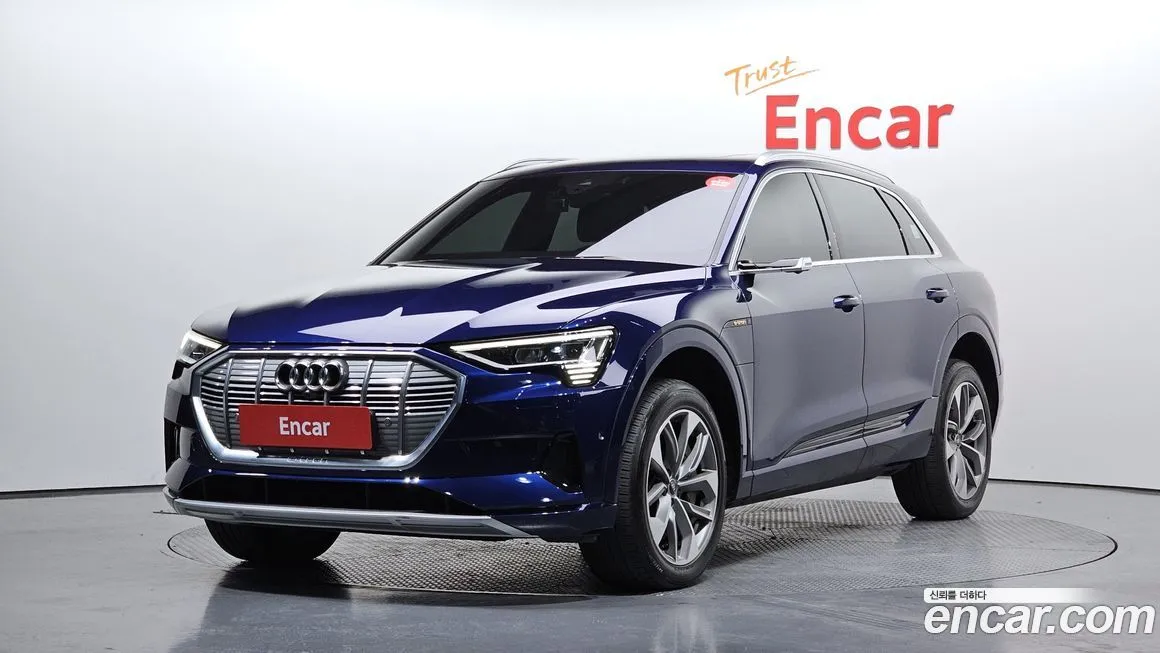 Audi e-tron — фото 1
