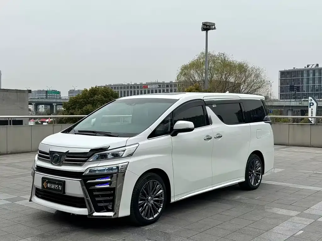 Toyota Vellfire — фото 1
