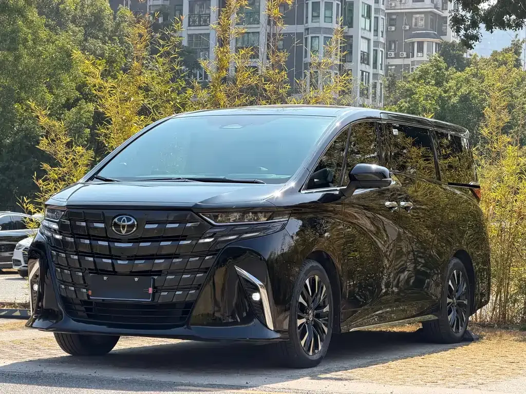 Toyota Alphard — фото 1