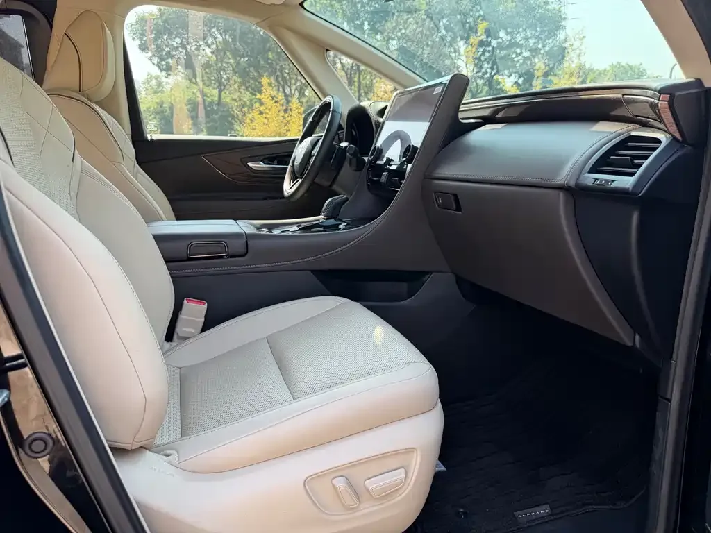 Toyota Alphard — фото 2