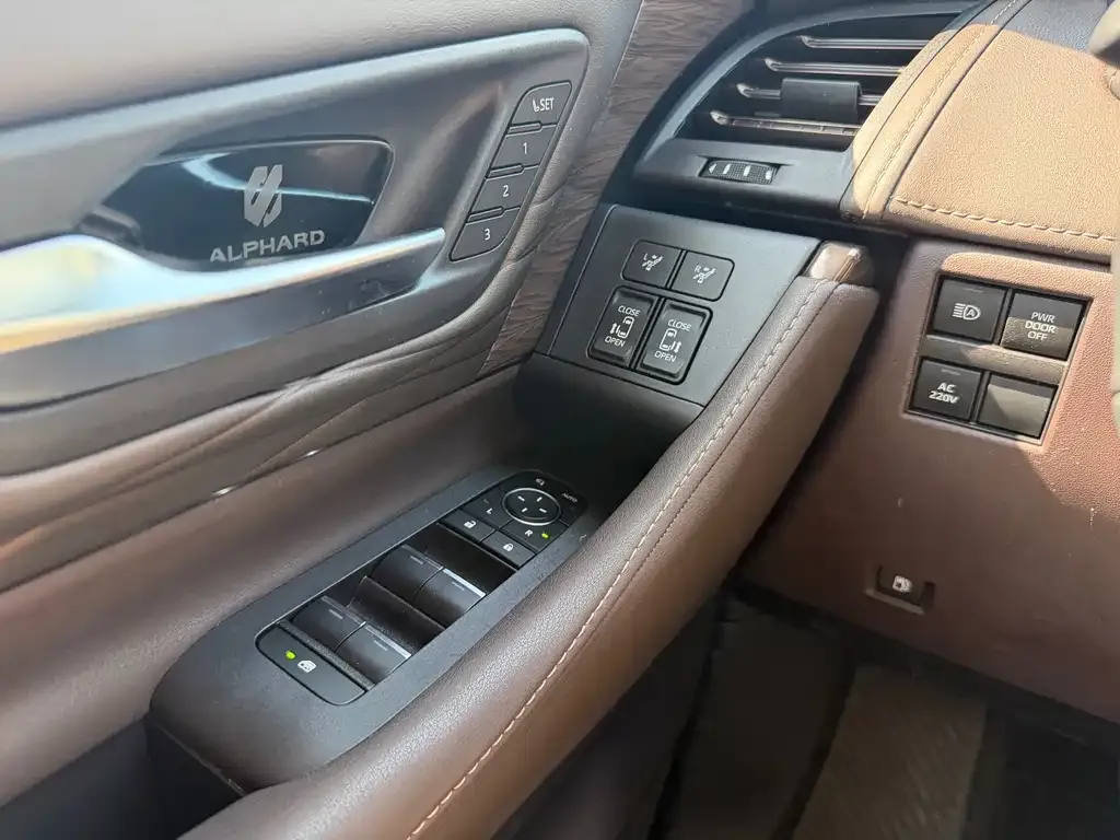 Toyota Alphard — фото 3