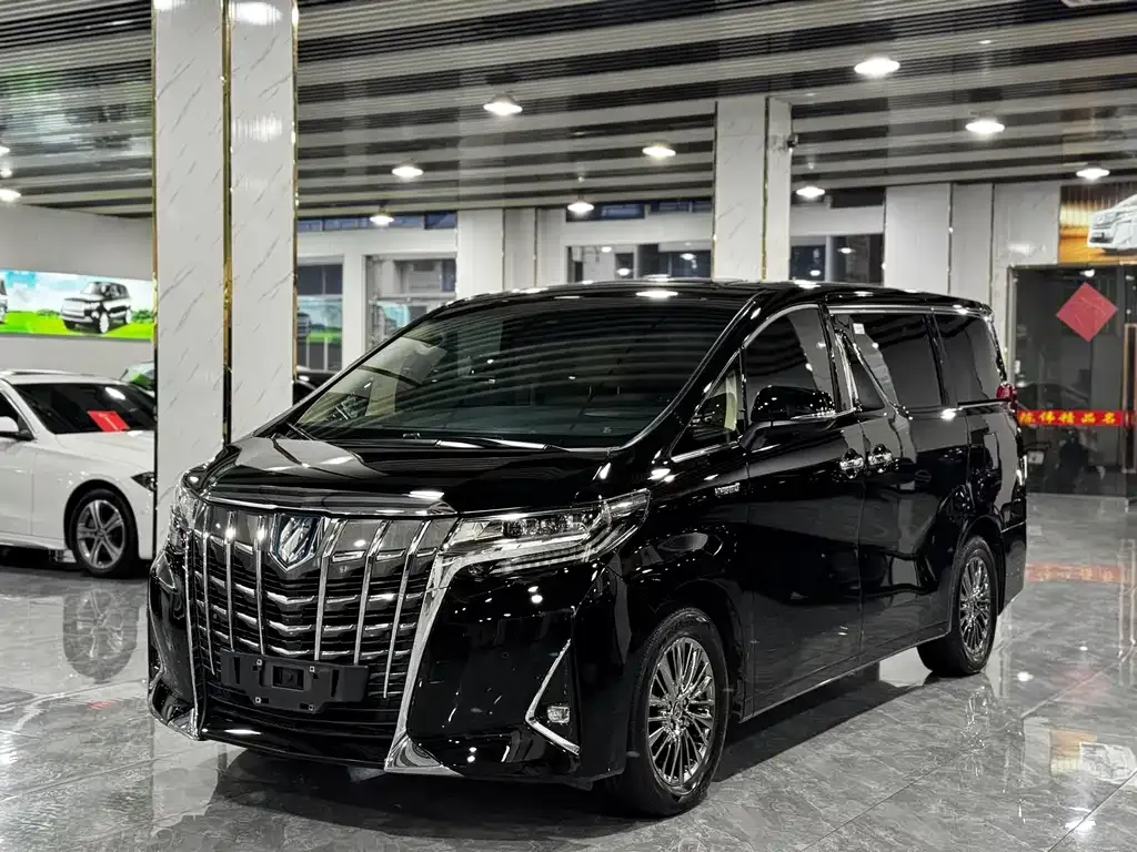Toyota Alphard — фото 1