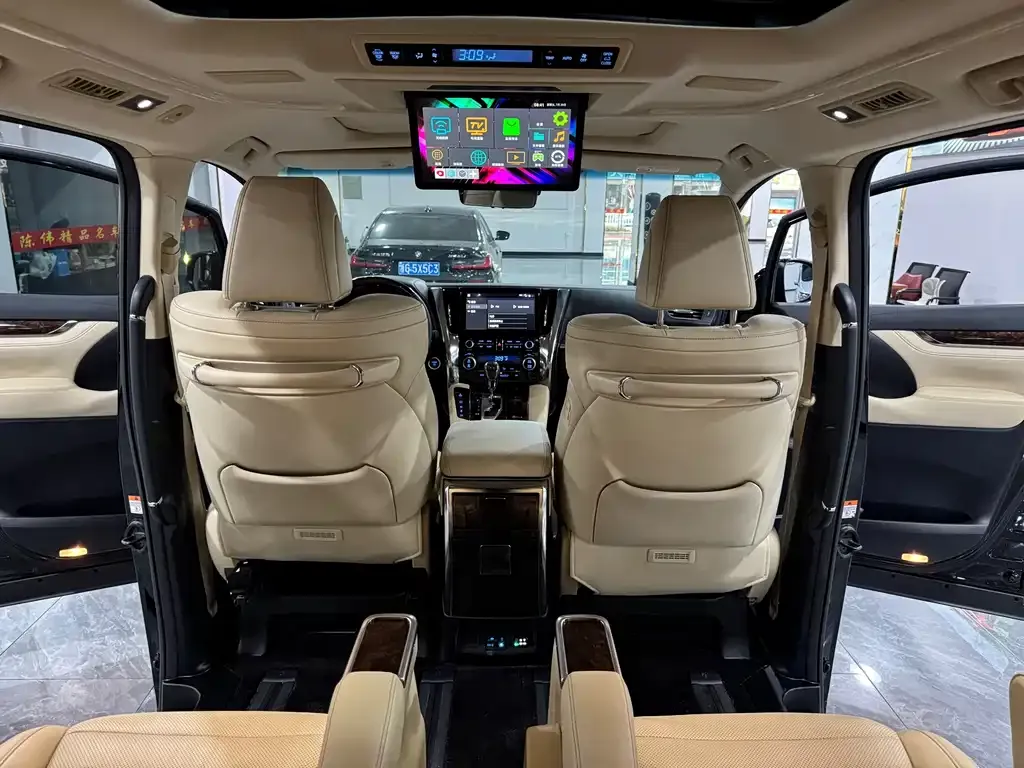 Toyota Alphard — фото 10