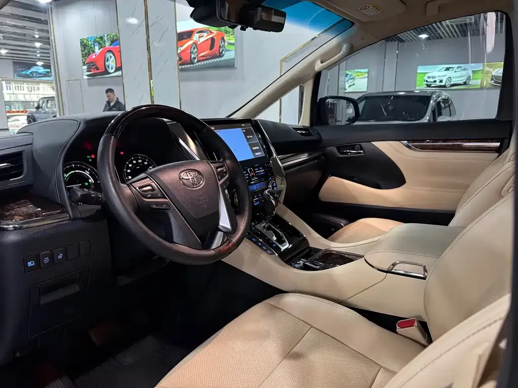 Toyota Alphard — фото 2