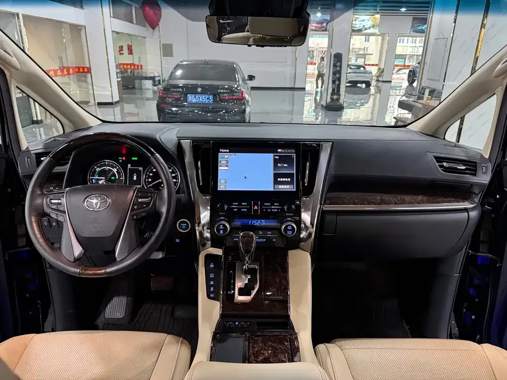 Toyota Alphard — фото 7
