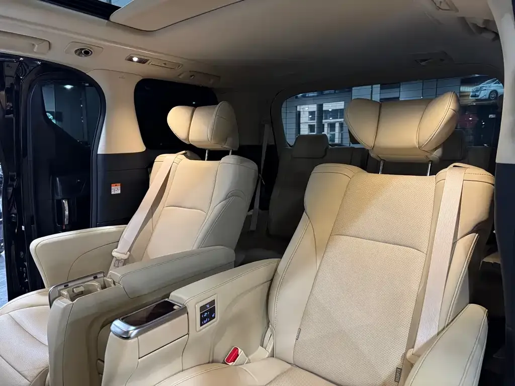Toyota Alphard — фото 4