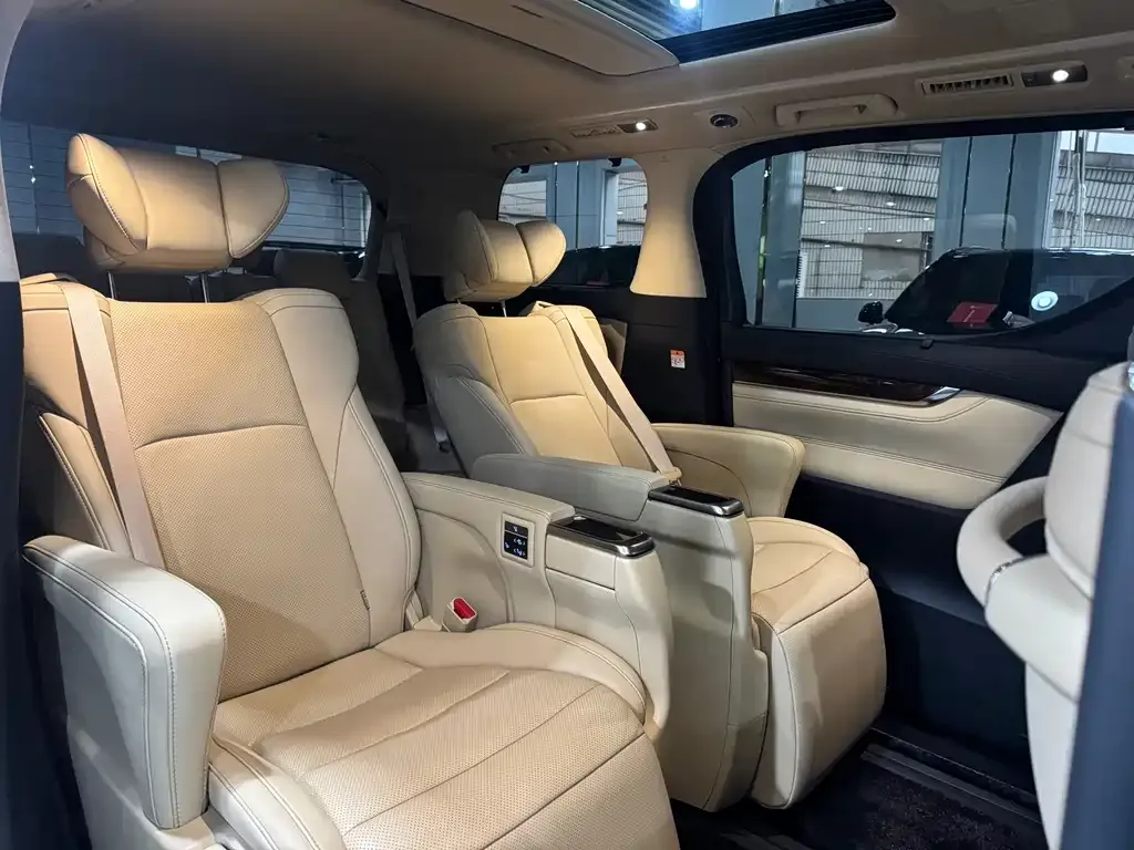 Toyota Alphard — фото 8