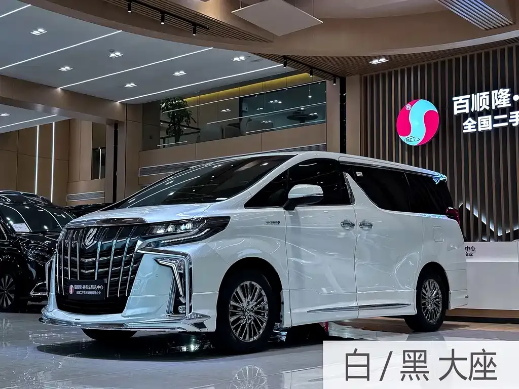 Toyota Alphard — фото 1