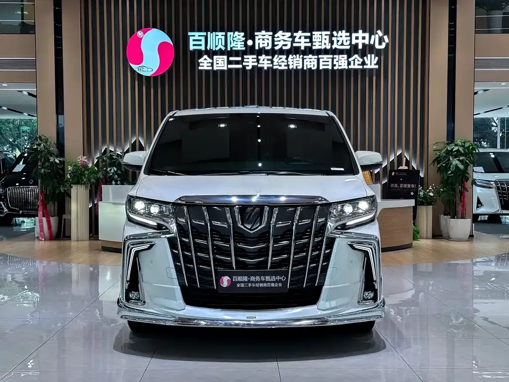 Toyota Alphard — фото 10