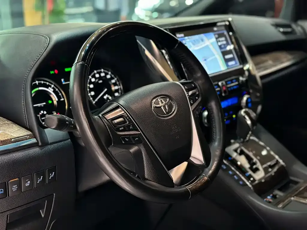 Toyota Alphard — фото 3