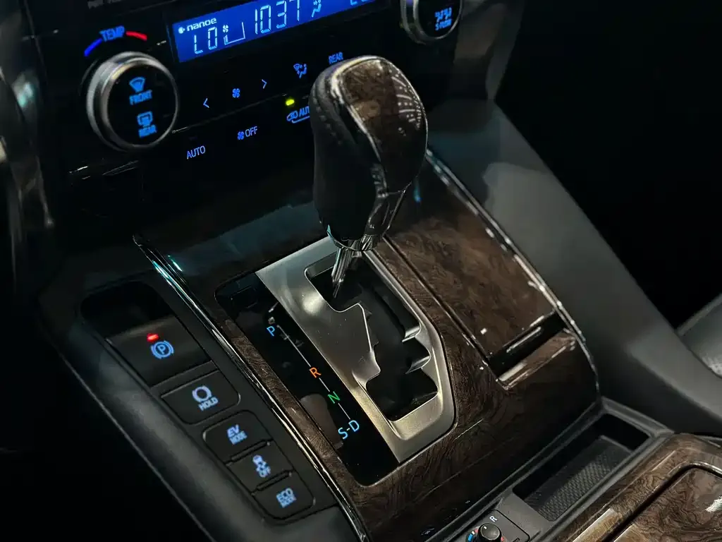 Toyota Alphard — фото 6