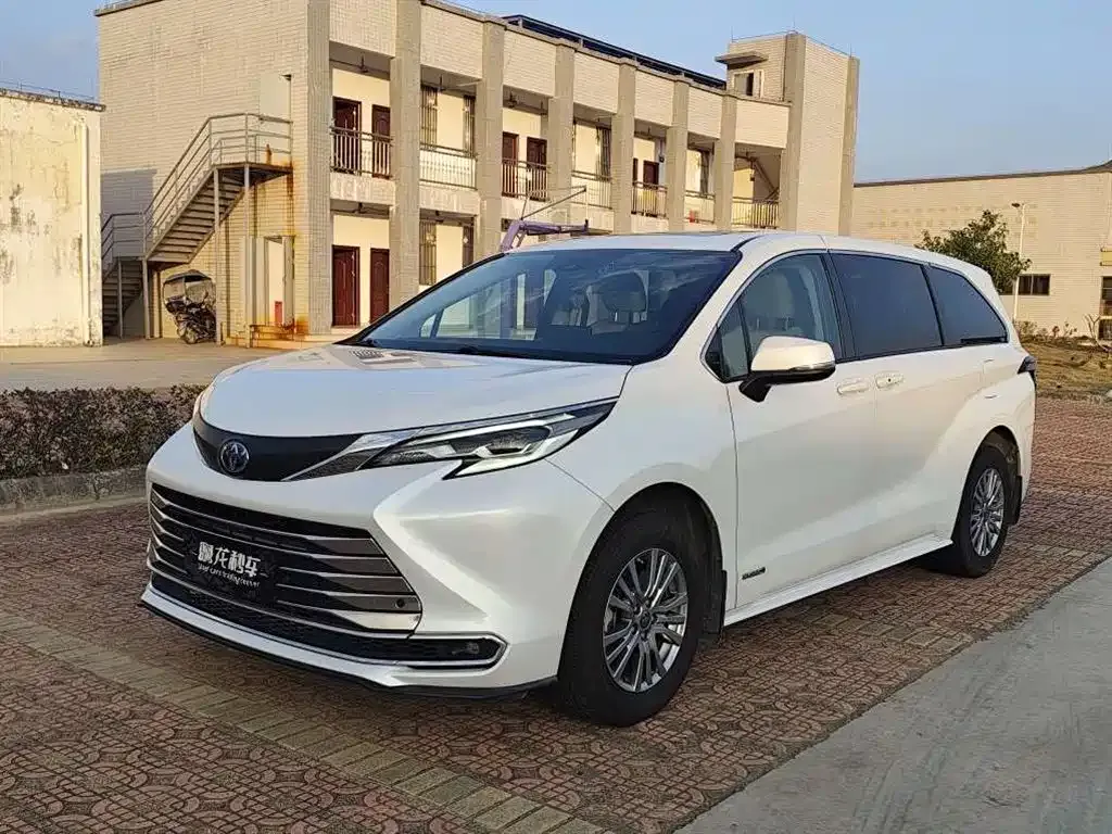 Toyota Sienna — фото 1