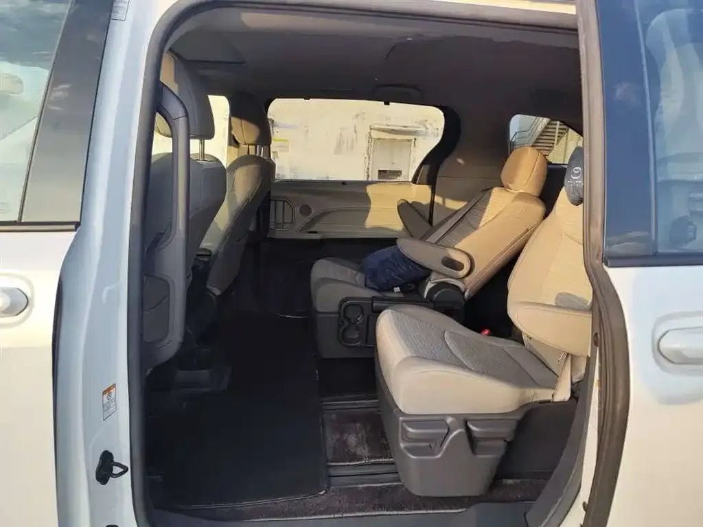 Toyota Sienna — фото 2