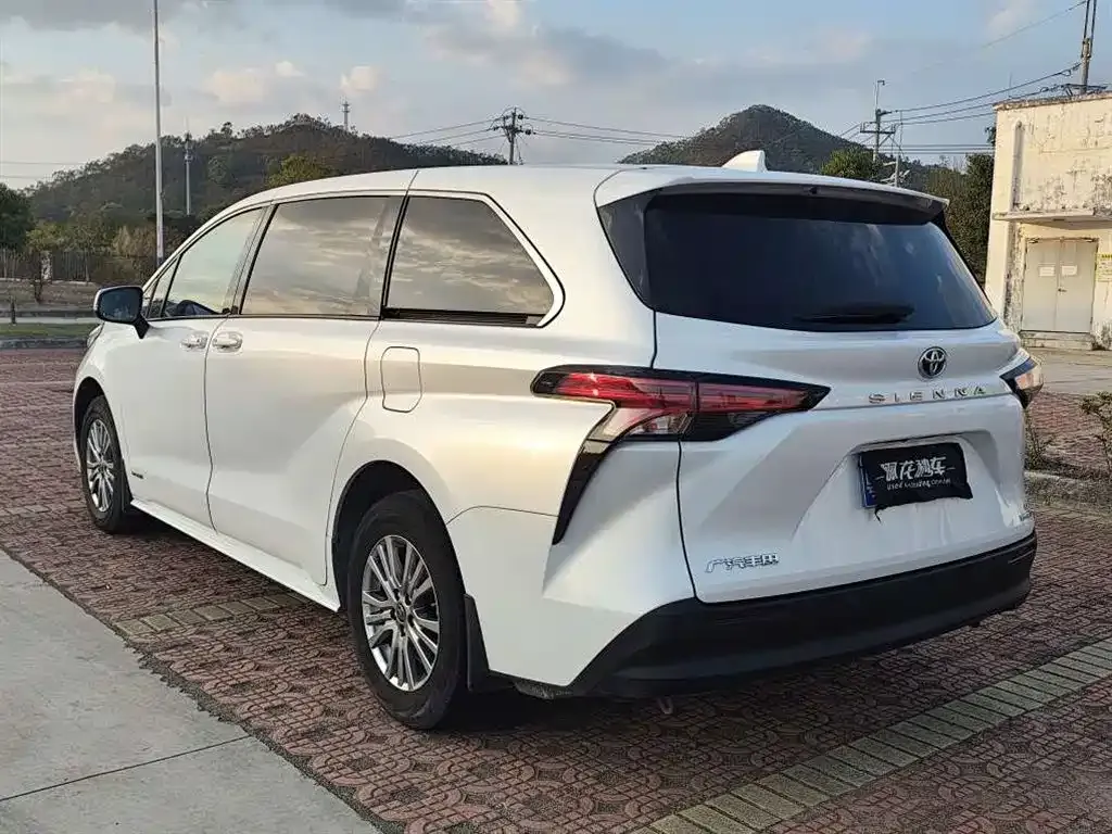 Toyota Sienna — фото 9