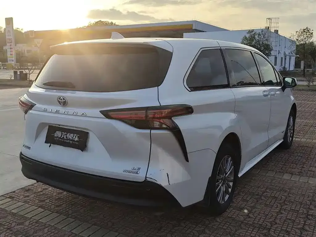 Toyota Sienna — фото 5