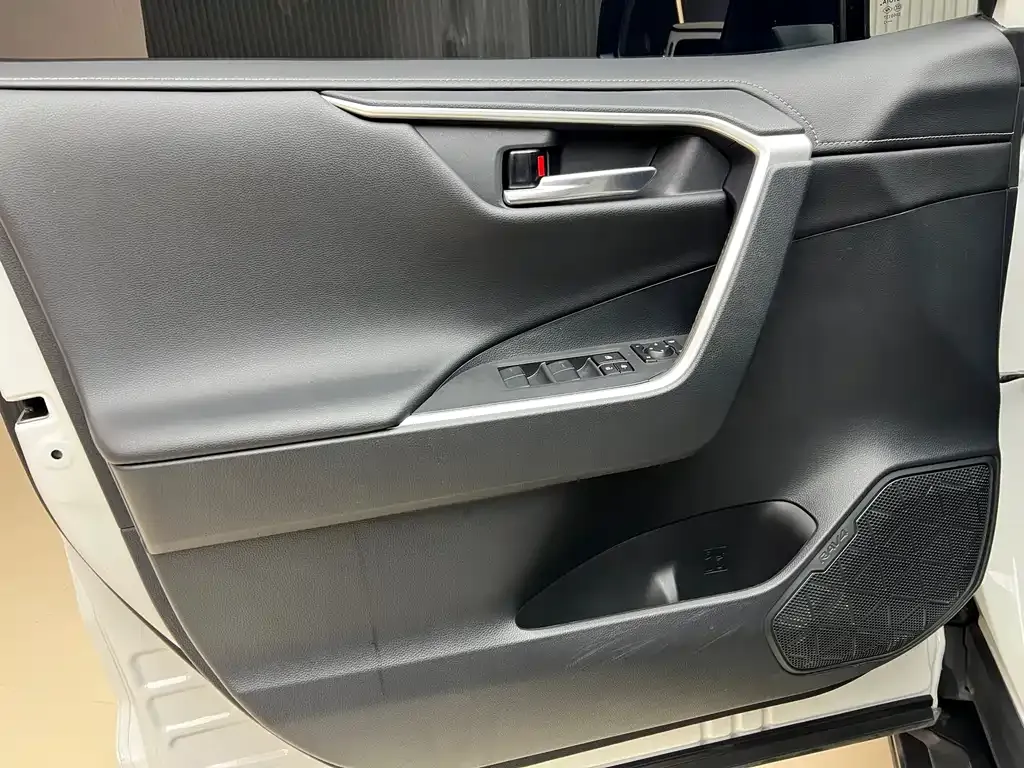 Toyota RAV4 — фото 10