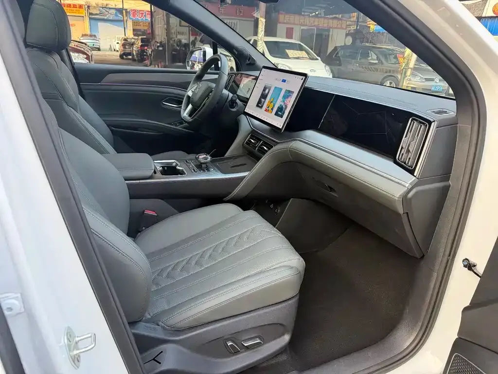BYD L DM-i — фото 3