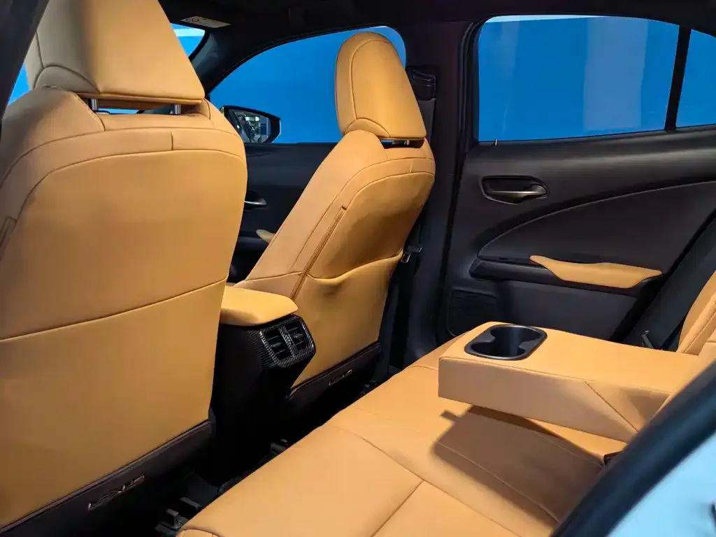 Lexus UX — фото 2
