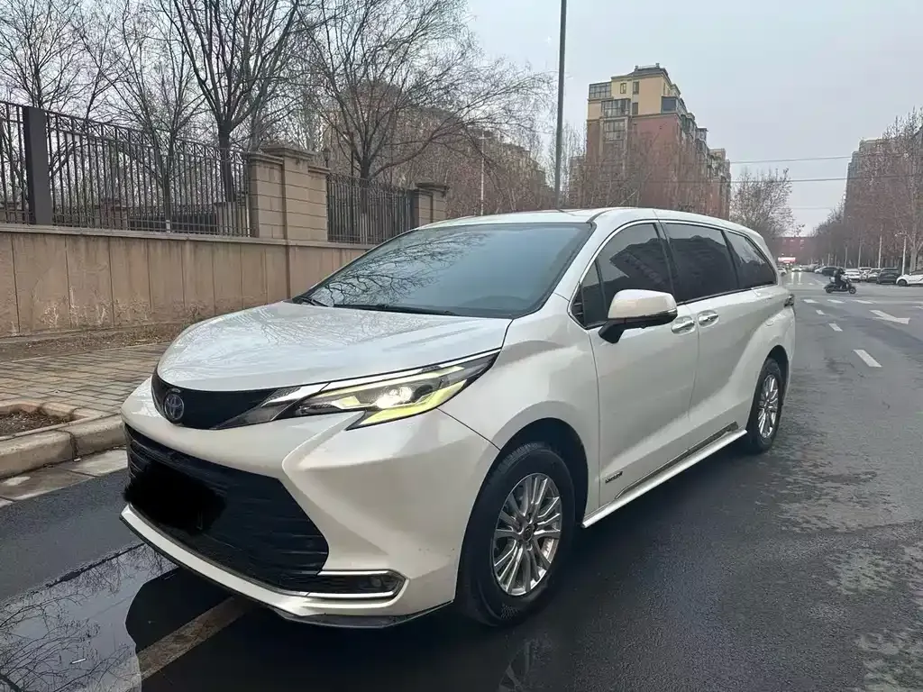 Toyota Sienna — фото 1