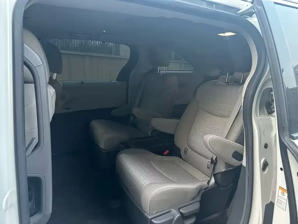 Toyota Sienna — фото 2