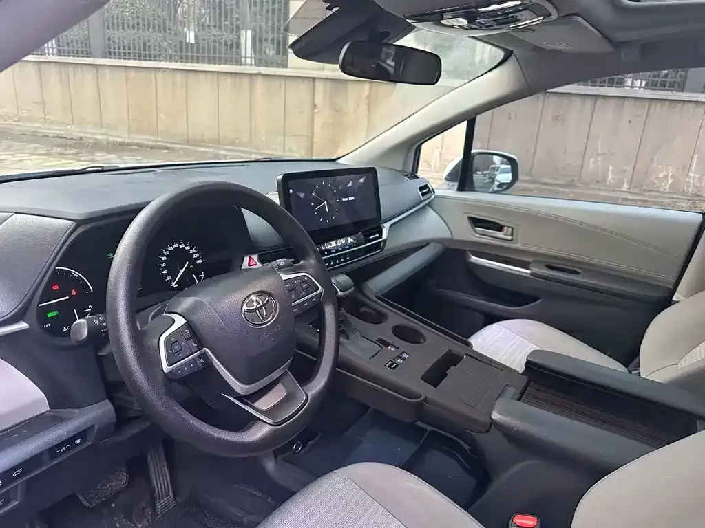 Toyota Sienna — фото 4
