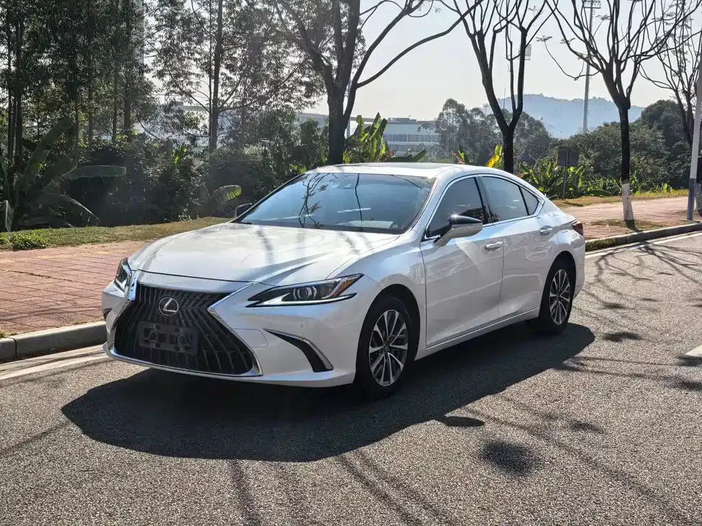 Lexus ES — фото 1