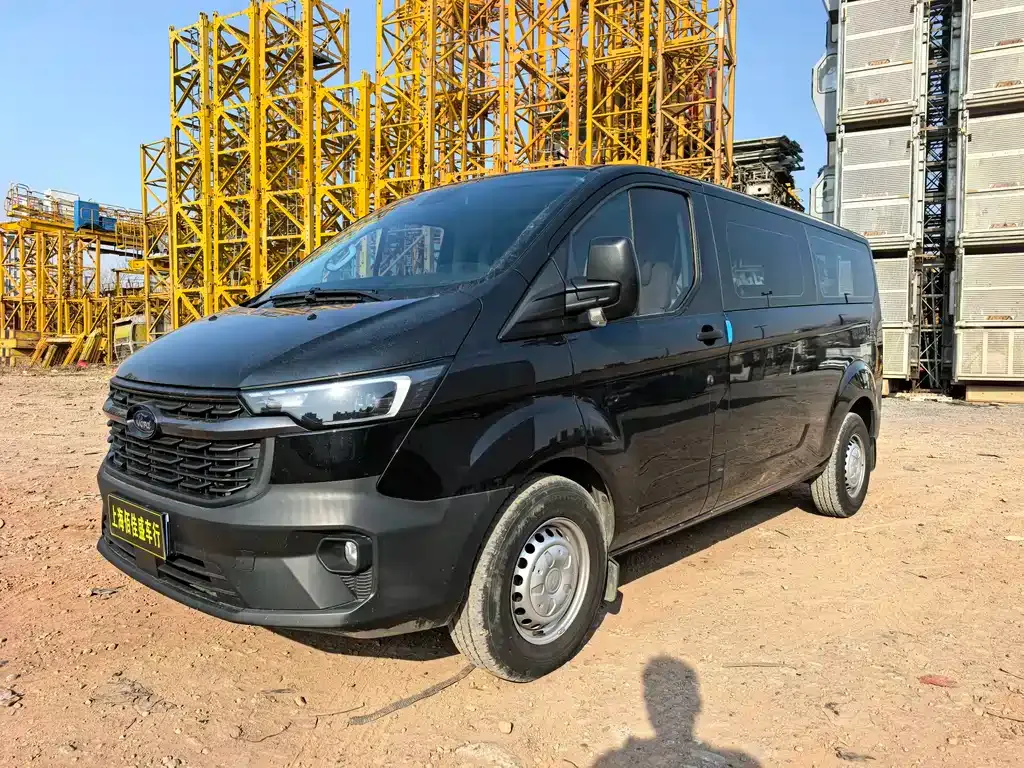 Ford Transit — фото 1