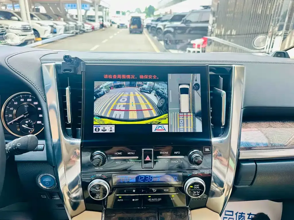 Toyota Alphard — фото 9