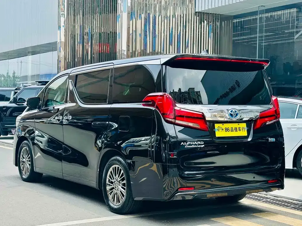 Toyota Alphard — фото 4