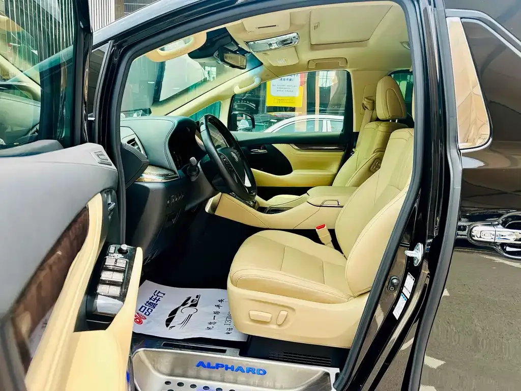 Toyota Alphard — фото 5
