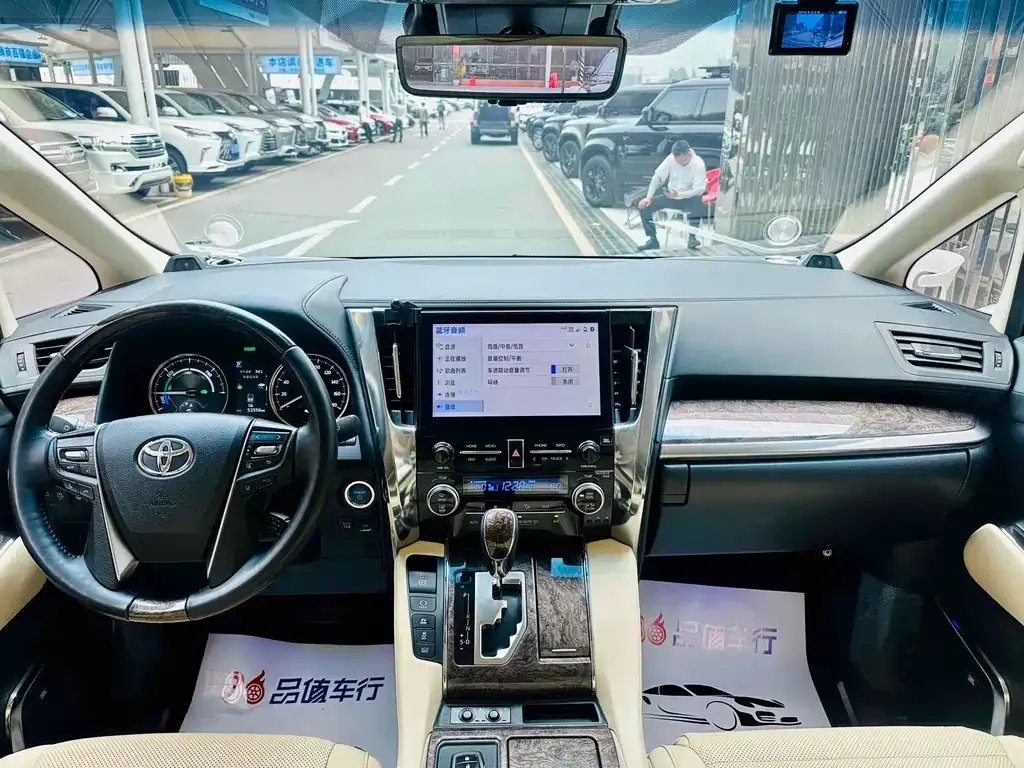 Toyota Alphard — фото 6