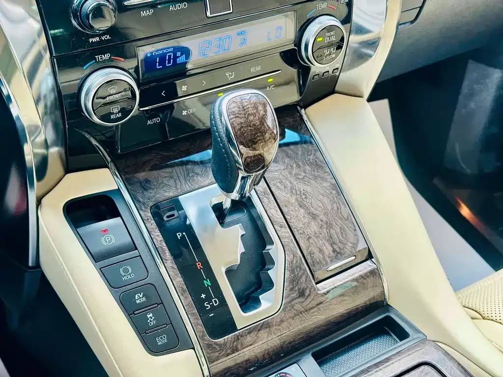 Toyota Alphard — фото 10