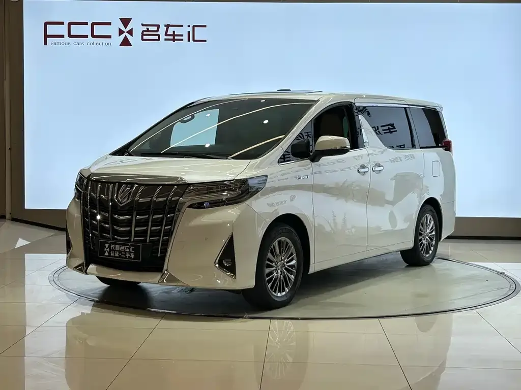 Toyota Alphard — фото 1