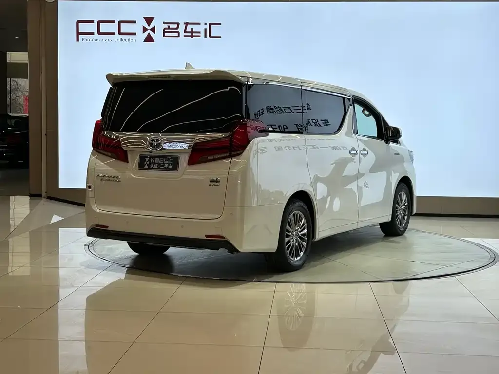 Toyota Alphard — фото 5