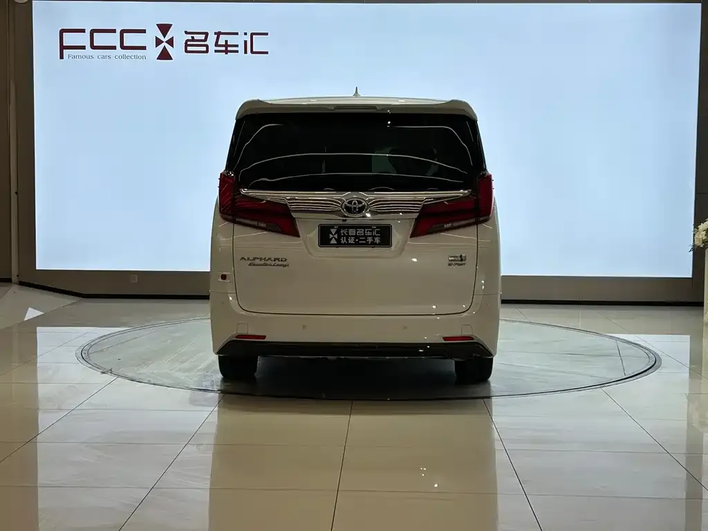Toyota Alphard — фото 2