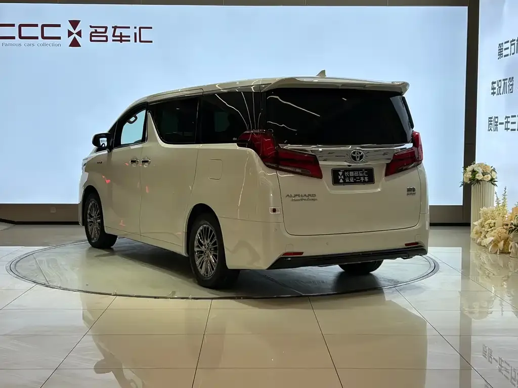 Toyota Alphard — фото 4