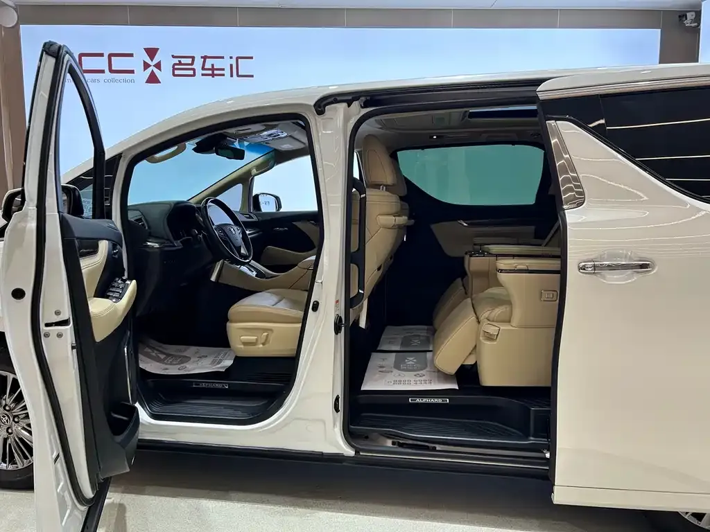 Toyota Alphard — фото 9