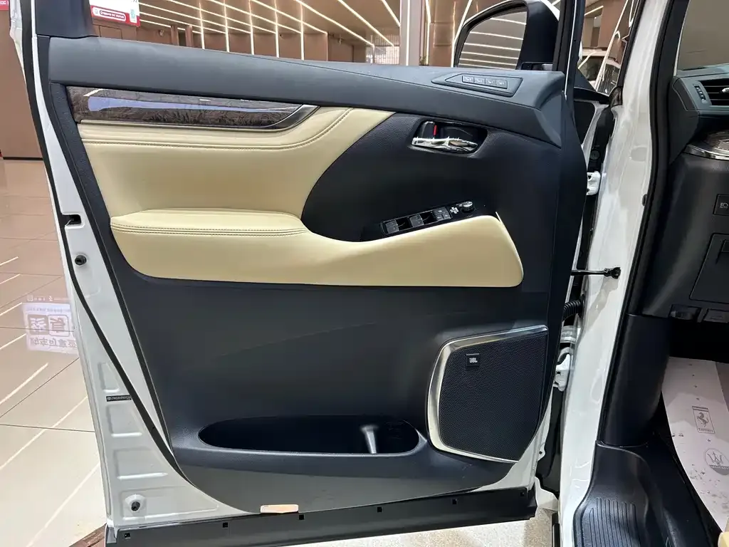 Toyota Alphard — фото 10