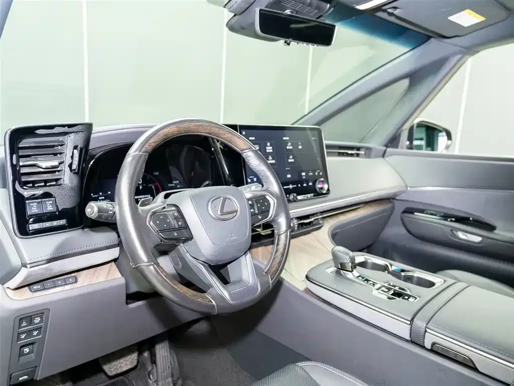 Lexus LM — фото 10