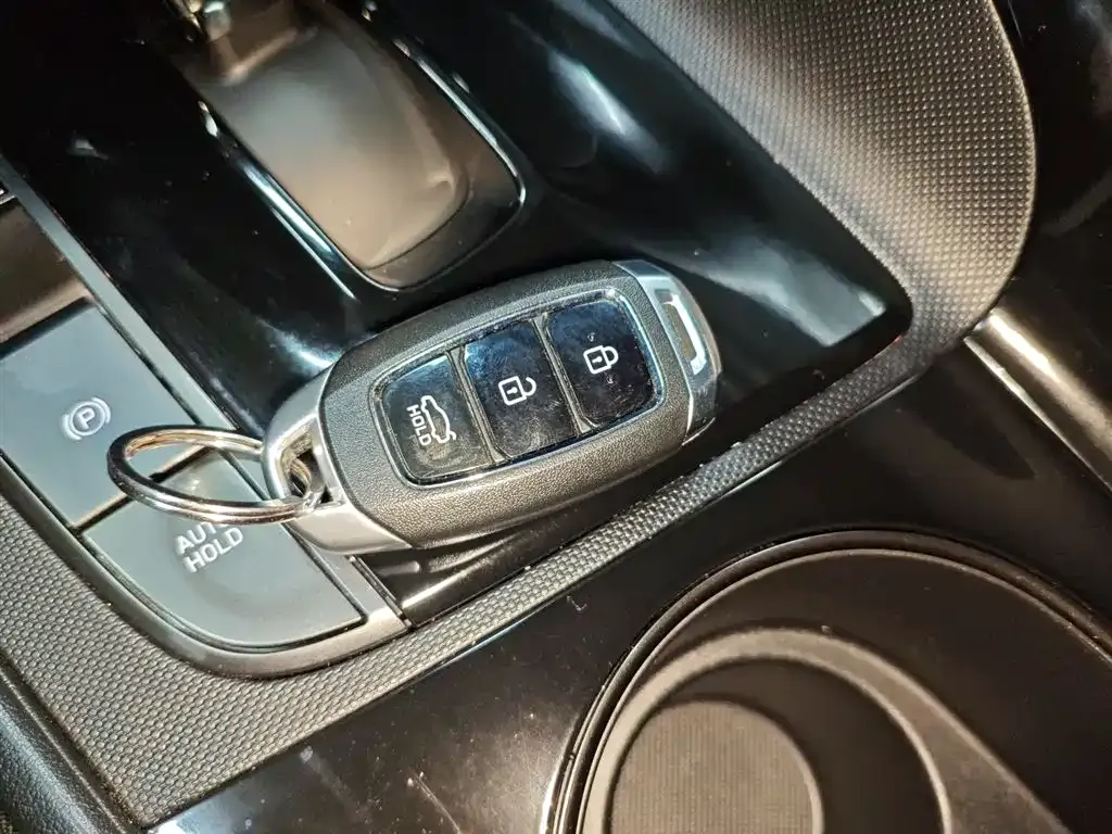 Hyundai Elantra — фото 9