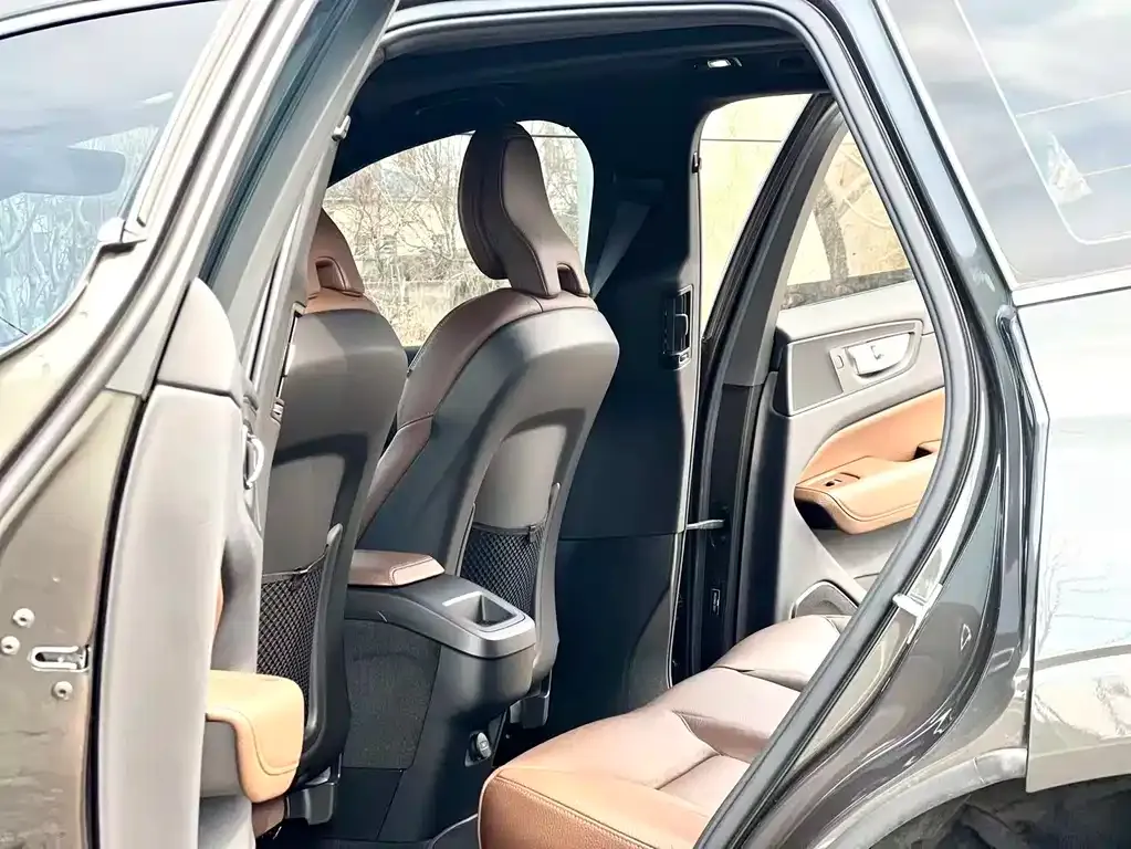 Volvo XC60 — фото 7