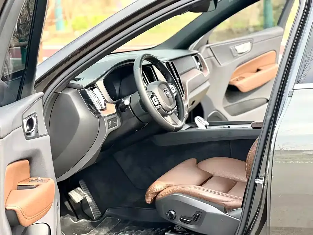 Volvo XC60 — фото 2